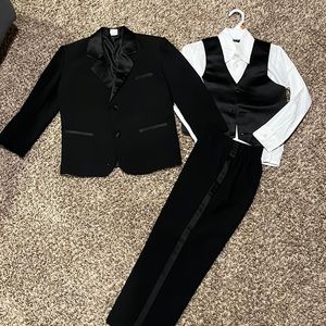 Boy’s Tuxedo Size 6